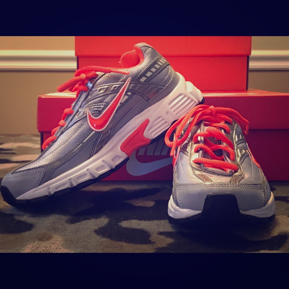 Women’s NIKE Initiator. US 5.5